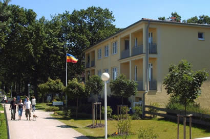 Blick auf das Hotel von der Strandpromenade aus